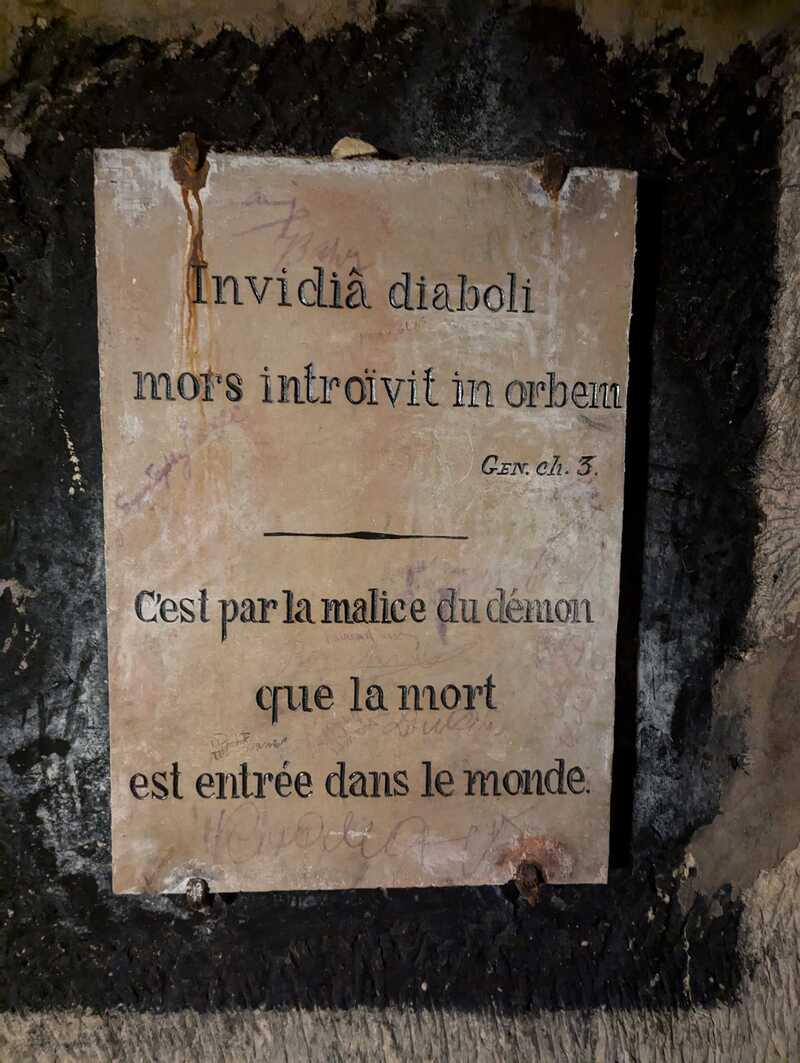 Biblical inscription in Latin and French